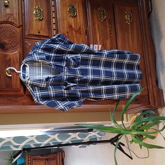 💚NWT WOMEN'S NAVY & WHITE PLAID TOP - Picture 1 of 8